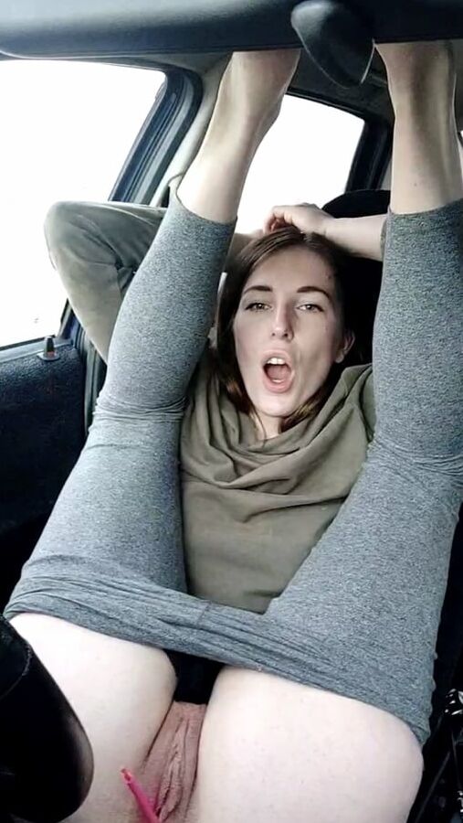 Nue dans la voiture