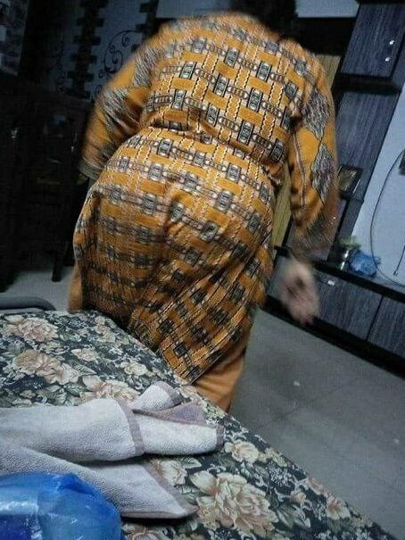Sexy Indian ladies ass and thighs