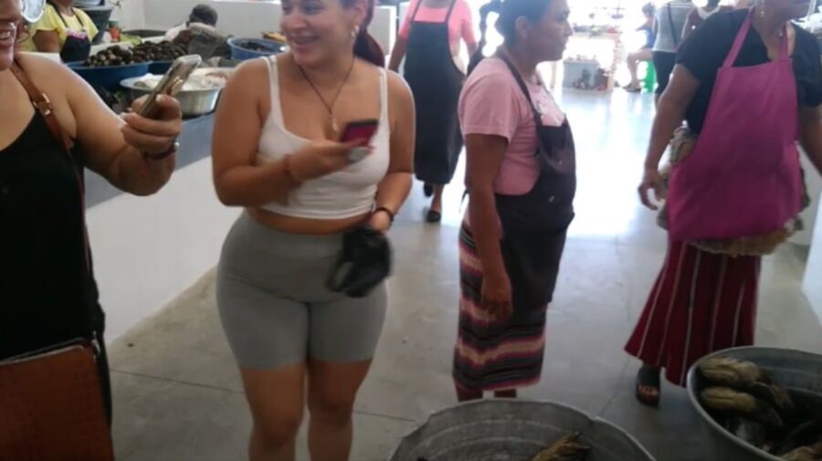 Morrita Megaculona de compras en el mercado con su mama