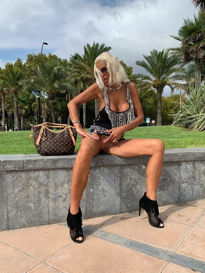 Mom with amazing legs loves to show off