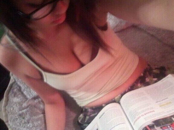 Jovencita frente al espejo