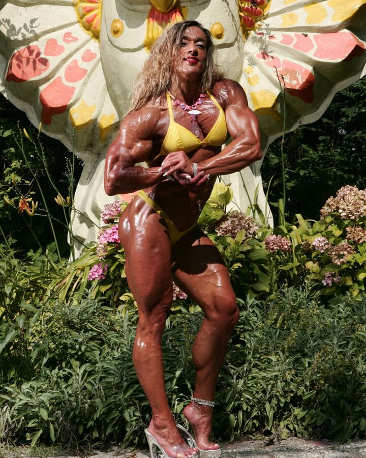 Eulalia Santos Smoothe Big Perfect Muscles!