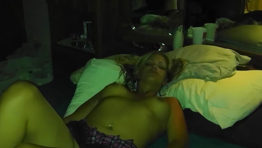 hot blonde poser