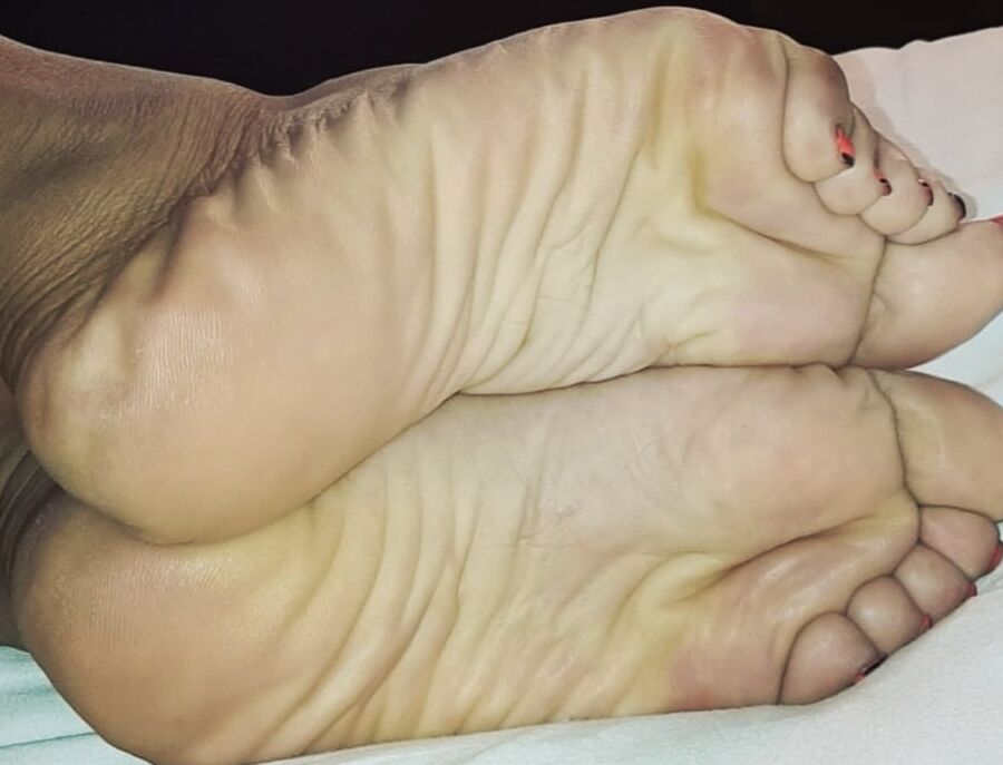 Arab wife wrinkled soles