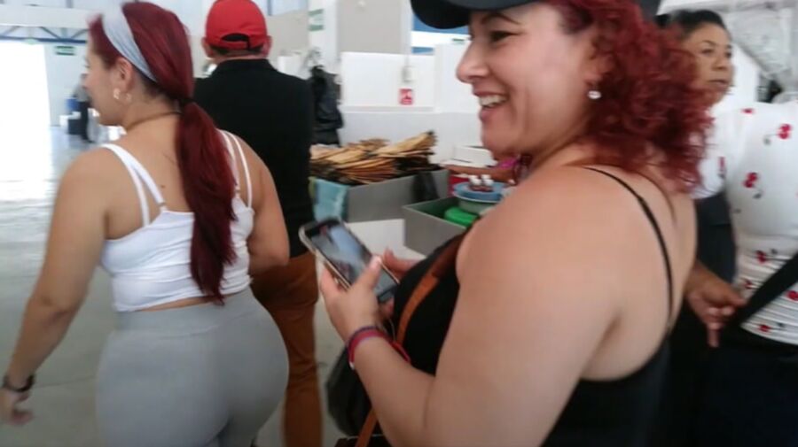 Morrita Megaculona de compras en el mercado con su mama