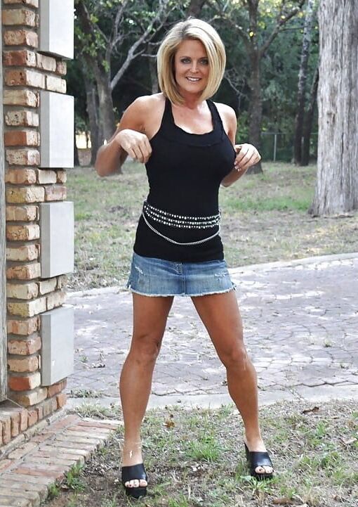 AMAZING BODY BLONDE MILF