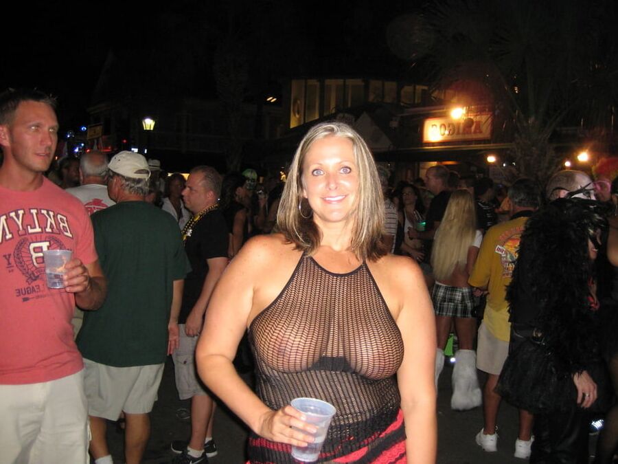 a few bra less women!