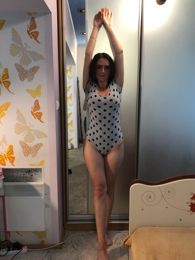 EXPOSED WEBSLUT STRIPPING IN FRONT OF MIRROR