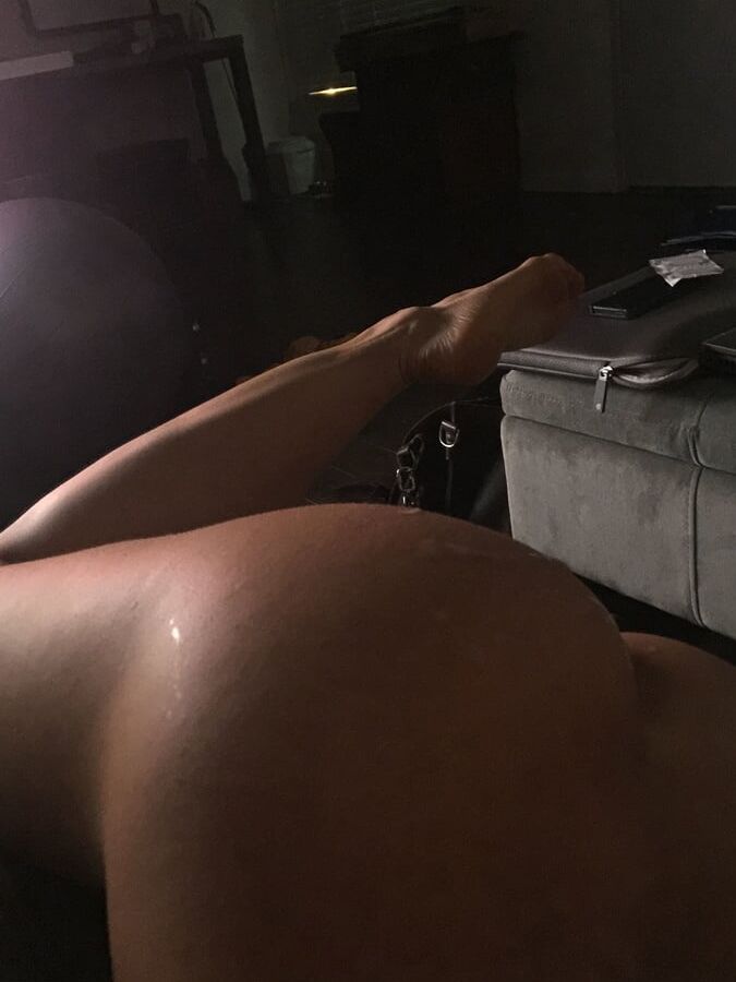 Sexy babe loves selfies