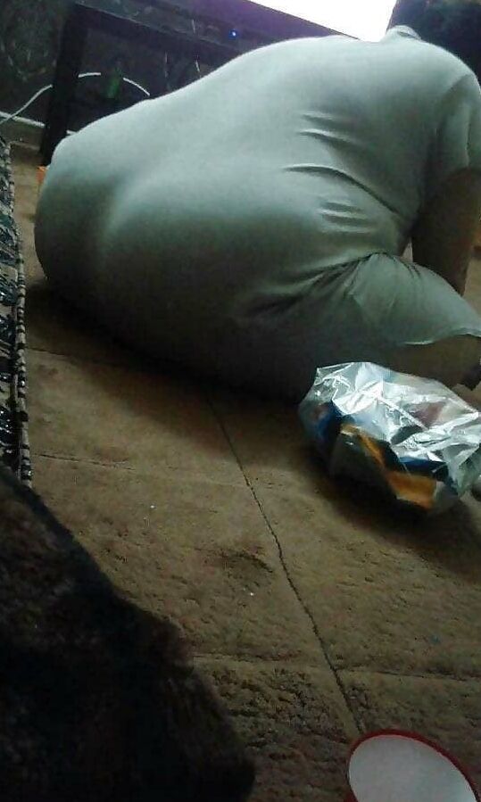 Sexy Indian ladies ass and thighs