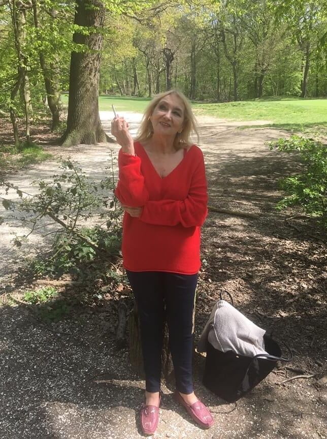 Linda UK Smoking gilf