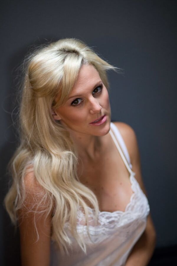 BLONDE STOCKING MILF POSING