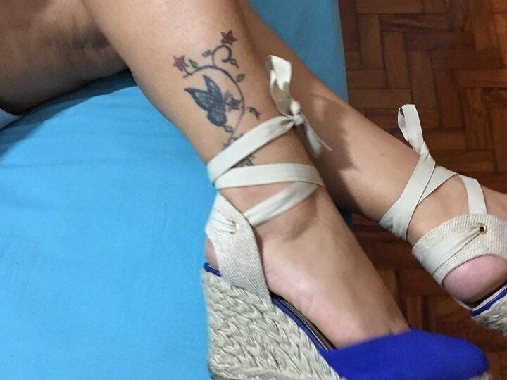 Gozando no pezinho da esposa Puta