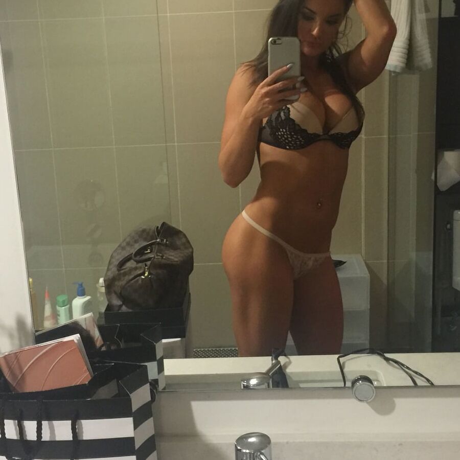 Sexy babe loves selfies