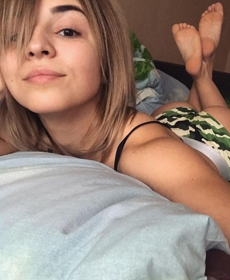 Over the shoulder ass selfie