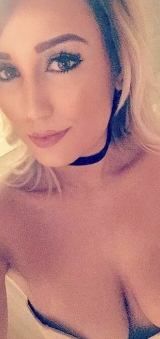 Busty Babe: Alicia