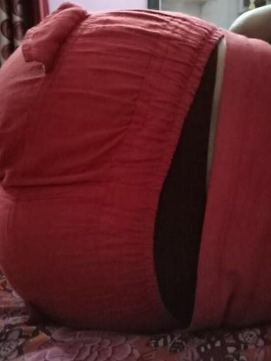 Sexy Indian ladies ass and thighs