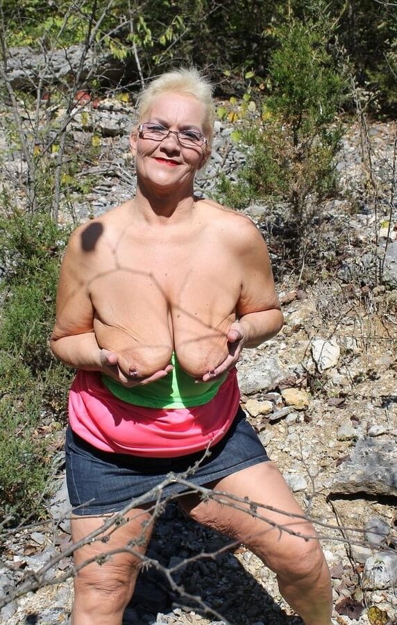 Flashing hot tits - Outdoor