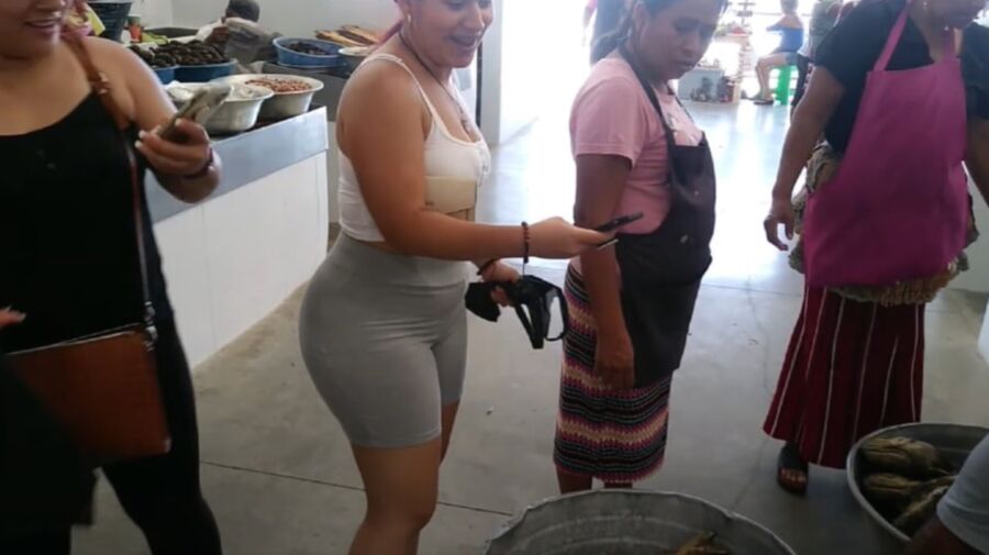 Morrita Megaculona de compras en el mercado con su mama