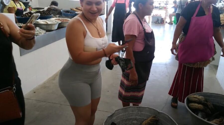 Morrita Megaculona de compras en el mercado con su mama