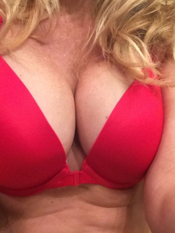 Gorgeous Smile On Fit Hairy Big Tit MILF On Vacation