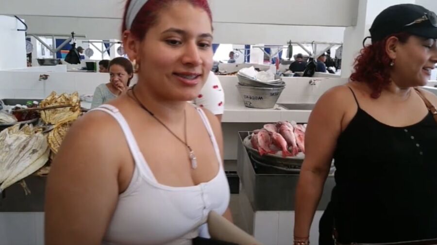 Morrita Megaculona de compras en el mercado con su mama