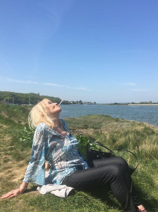 Linda UK Smoking gilf