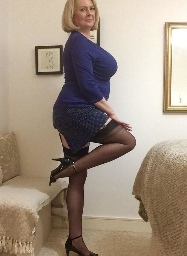 Sexy as fuck Chunky MILF Slut