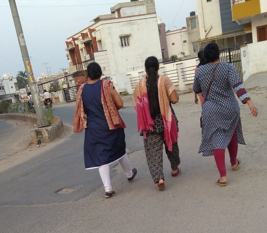 Sexy Indian ladies ass and thighs