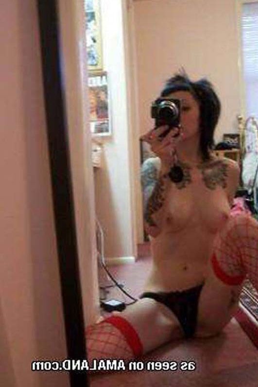 Horny amateur cam girl shows off