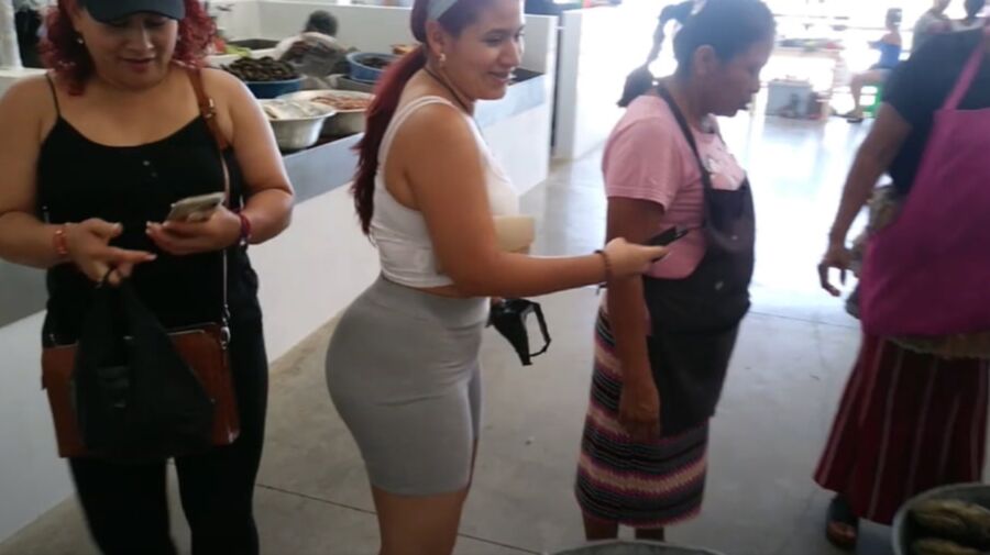 Morrita Megaculona de compras en el mercado con su mama