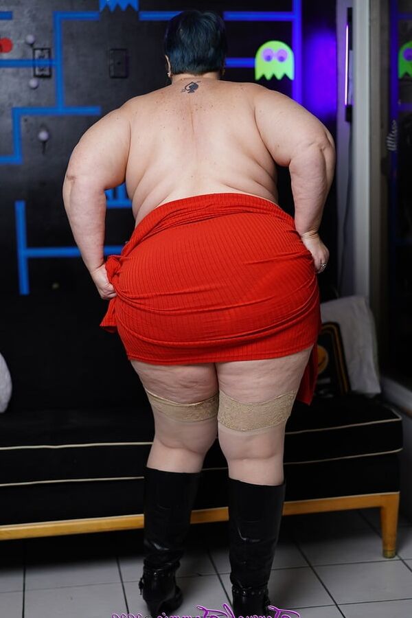 Hoodyman SSBBW . Fat mom pigs exposed .