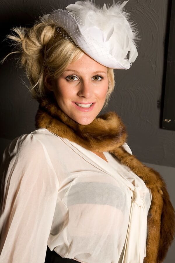 BLONDE STOCKING MILF POSING