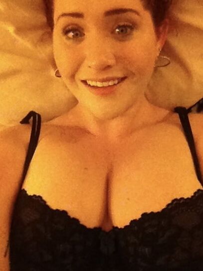 Amber R from Pittsburgh, webslut with bald pussy exposed