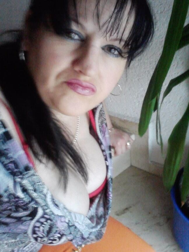 ROU ROMANIAN MILFS MOM HAS A GREAT CLEAVAGE