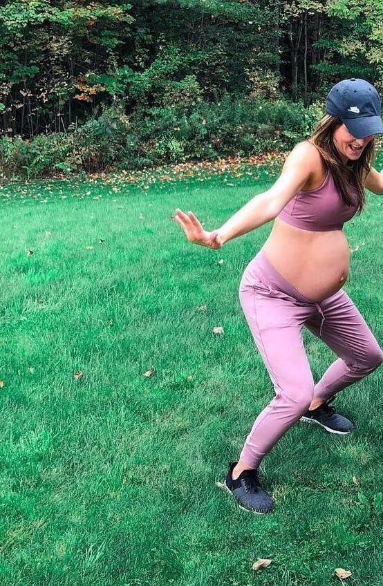 Pregnant amateur Kim is fucked like a bunny