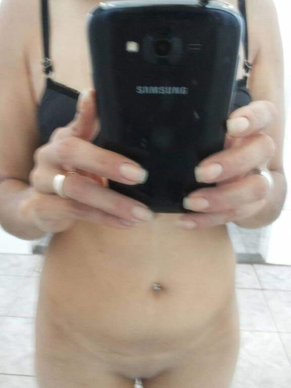 Andrea Magrinha Safada Tirou Verschiedene Fotos Peladinha no Banhe