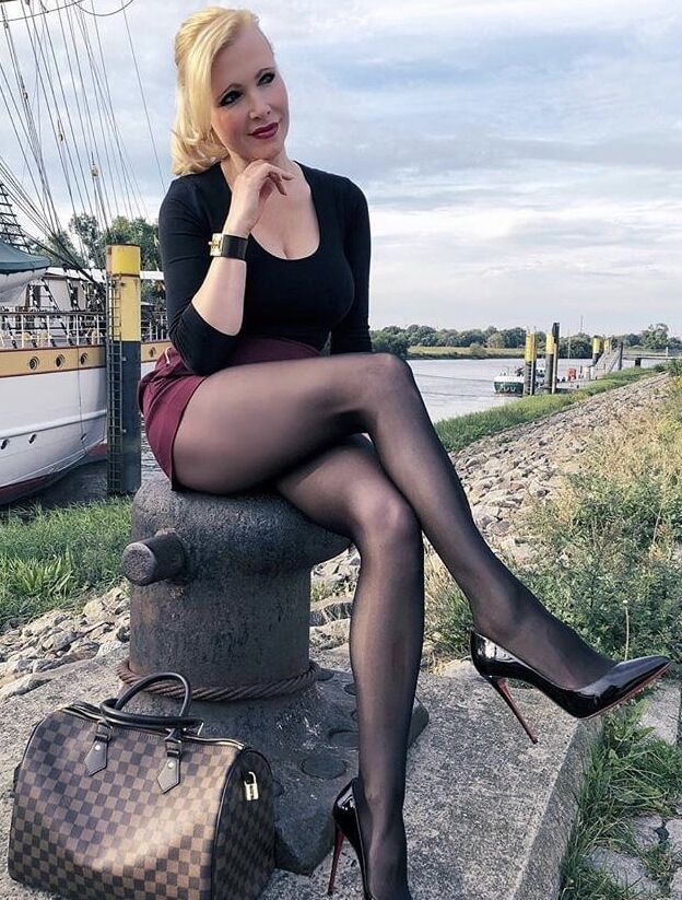 Todays Wank Target..Sexy MILF Pussy In Nylons Stockings