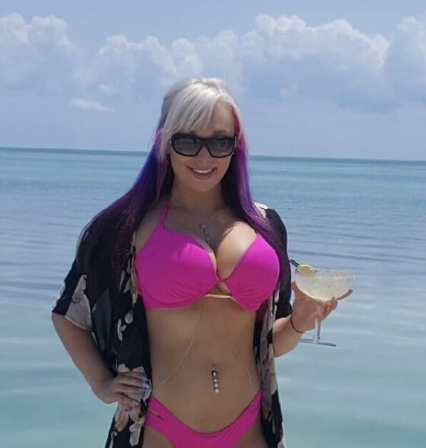 Kelly Cuesta smoking hot