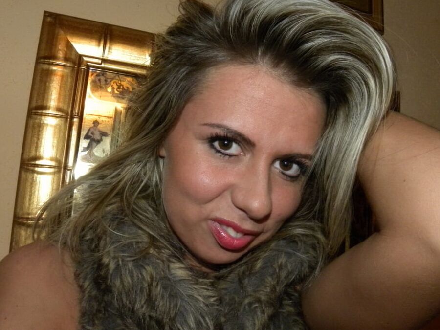 BLONDE AMATEUR PLAYING