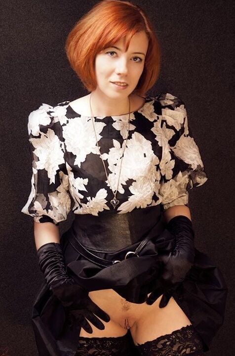 Modele rousse pose sans culotte + ejac faciale