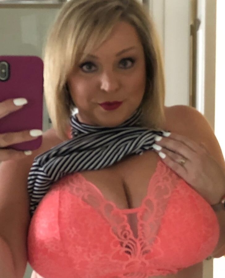 MILF BIG BOOBS