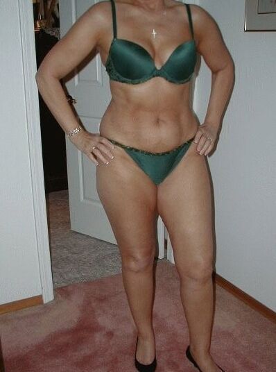 amateure mature in green lingerie