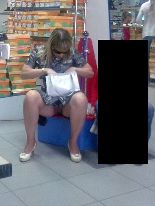 Upskirt Milf public no pantie