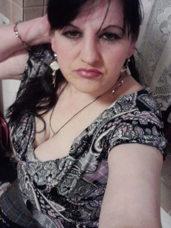 ROU ROMANIAN MILFS MOM HAS A GREAT CLEAVAGE