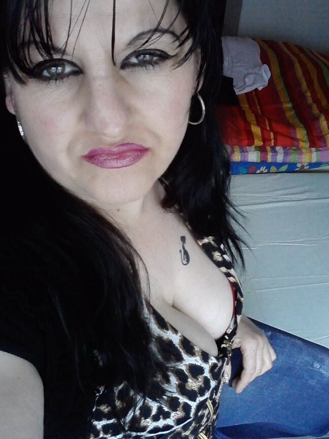 ROU ROMANIAN MILFS MOM HAS A GREAT CLEAVAGE
