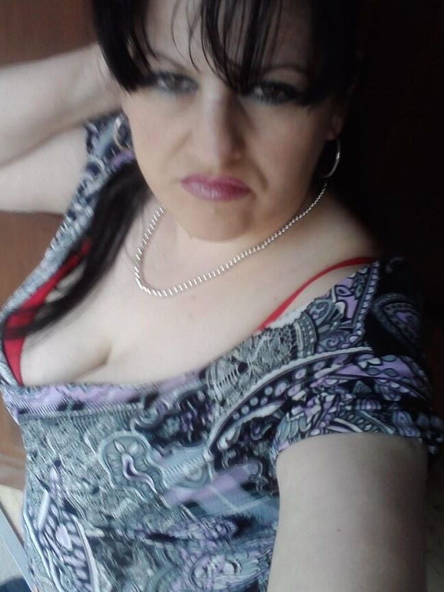 ROU ROMANIAN MILFS MOM HAS A GREAT CLEAVAGE