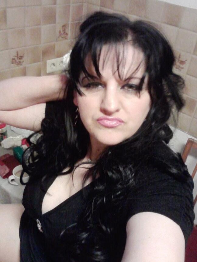 ROU ROMANIAN MILFS MOM HAS A GREAT CLEAVAGE