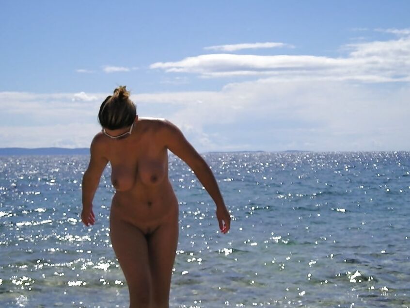Top Milf Naked on Holiday