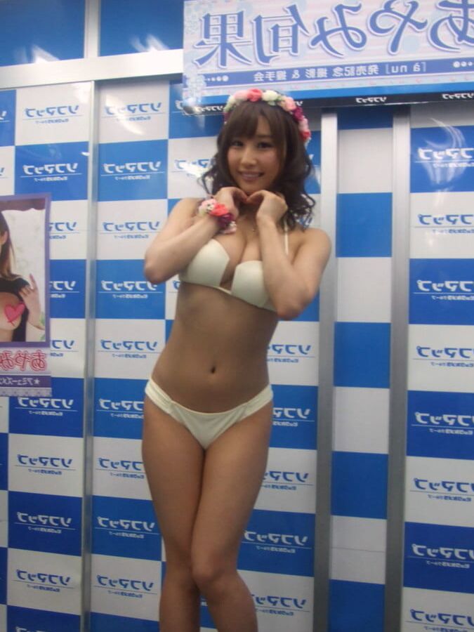 Japanese bikini model photo session